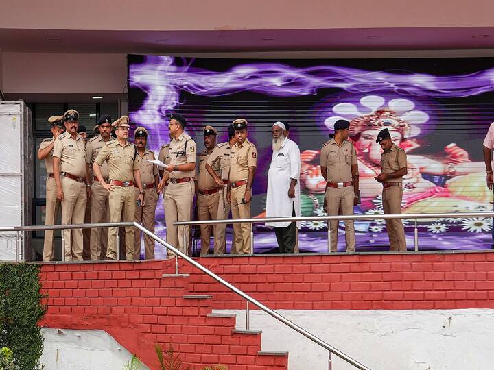 The formal announcement of the ceremony came following a meeting of newly-elected MLAs of the Congress Legislature Party (CLP) in Bengaluru last evening, which was attended by the party's Central Observers. (Image Source: PTI)