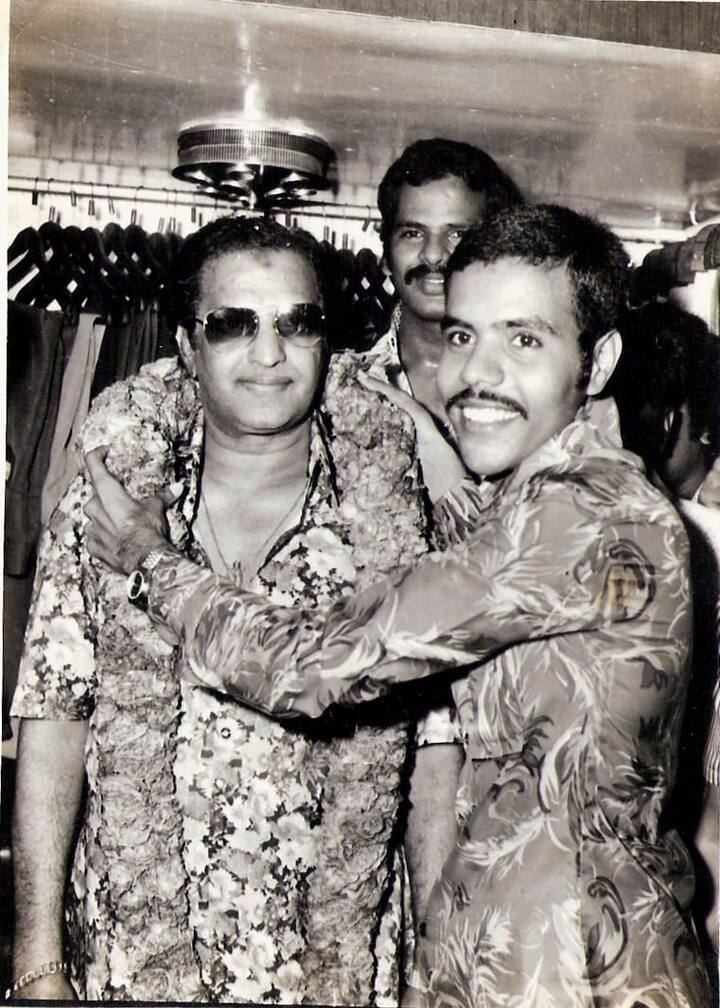 విజయవాడలో తన షోరూం కువచ్చిన ఎన్టీఆర్ కు స్వాగతం పలుకుతున్న వాలేశ్వరరావు