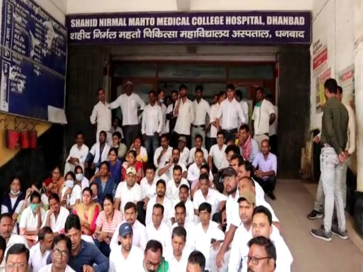 Health workers of SNMMCH sitting on indefinite strike in Dhanbad, patients are facing a lot of trouble