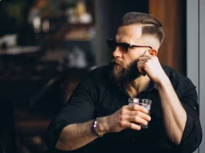 ਇੰਸਟਾਗ੍ਰਾਮ 'ਤੇ ਡਾਕਟਰੀ ਖੋਜ ਕਰਨ ਵਾਲੇ ਡਾਕਟਰ ਮੇਹਸ ਨੇ ਦੱਸਿਆ ਕਿ ਜਦੋਂ ਤੁਹਾਡਾ ਚਿਹਰਾ ਤੁਹਾਡੇ ਪਾਰਟਨਰ ਦੀ ਦਾੜ੍ਹੀ ਦੇ ਨੇੜੇ ਆਉਂਦਾ ਹੈ ਤਾਂ ਇਹ ਚਮੜੀ 'ਤੇ ਰਗੜ ਪੈਦਾ ਕਰਦਾ ਹੈ, ਜਿਸ ਨਾਲ ਚਮੜੀ 'ਤੇ ਤੇਲ ਦਾ ਉਤਪਾਦਨ ਵਧ ਜਾਂਦਾ ਹੈ, ਜਿਸ ਕਾਰਨ ਮੁਹਾਸੇ ਦੀ ਸਮੱਸਿਆ ਪੈਦਾ ਹੋ ਜਾਂਦੀ ਹੈ।