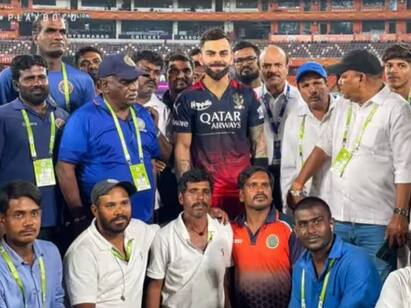 virat kohli poses for picture rajiv gandhi stadium ground staff rcb vs srh ipl 2023  IPL 2023: સદી બાદ કોહલીના ખાસ અંદાજે ચાહકોનું દિલ જીત્યું, સોશિયલ મીડિયા પર થઈ રહ્યા છે વખાણ