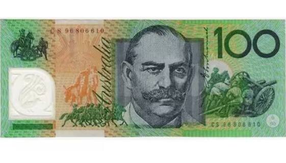 ਆਸਟ੍ਰੇਲੀਆ: ਆਸਟ੍ਰੇਲੀਆ ਨੇ ਧੋਖਾਧੜੀ ਨੂੰ ਰੋਕਣ ਲਈ ਪੋਲੀਮਰ (ਪਲਾਸਟਿਕ) ਨੋਟ ਜਾਰੀ ਕਰਨ ਵਾਲਾ ਪਹਿਲਾ ਦੇਸ਼ ਸੀ। ਹਾਲਾਂਕਿ, ਇੱਥੇ ਪਲਾਸਟਿਕ ਨਾਲ ਸਿਰਫ ਕਾਗਜ਼ ਨੂੰ ਬਦਲਿਆ ਗਿਆ ਸੀ, ਯਾਨੀ ਸਿਰਫ ਸਮੱਗਰੀ ਬਦਲੀ ਗਈ ਸੀ, ਇਸ ਲਈ ਇਸ ਦਾ ਆਰਥਿਕਤਾ 'ਤੇ ਕੋਈ ਅਸਰ ਨਹੀਂ ਪਿਆ।