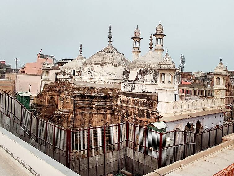 Supreme Court On Plea Challenging Scientific Survey Of 'Shivling' At Gyanvapi Mosque Gyanvapi Mosque Case: Supreme Court Defers 'Scientific Survey', Carbon Dating Of 'Shivling' Inside Complex