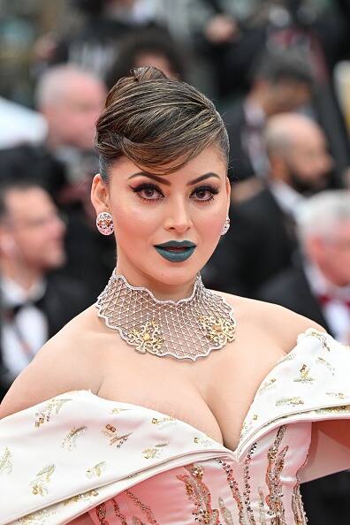 Urvashi sported blue lip colour to match her cream and blue gown. Her look reminded many of Aishwarya's purple lips at the Cannes red carpet a few years back.
