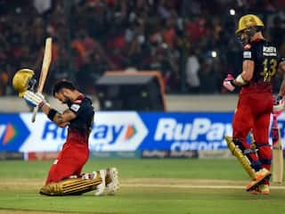 virat kohli emotional video call with anushka sharma after his century  IPL 2023: હૈદરાબાદ સામે સદી બાદ કોહલીનો જોવા મળ્યો રોમેન્ટિક અંદાજ, વીડિયો કોલ પર અનુષ્કા સાથે કરી વાત
