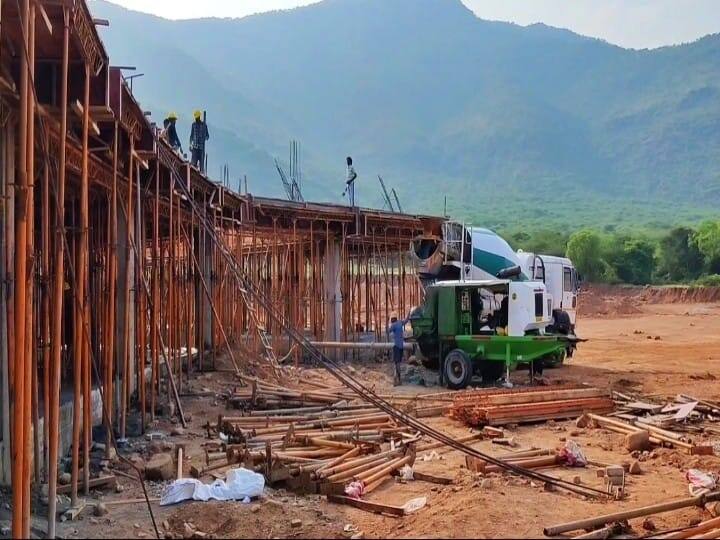 Jallikattu: மலை அடிவாரத்தில் உலக தரத்தில் பிரம்மாண்ட ஜல்லிக்கட்டு மைதானம் -  மதுரையில் பணிகள் விறு,விறு