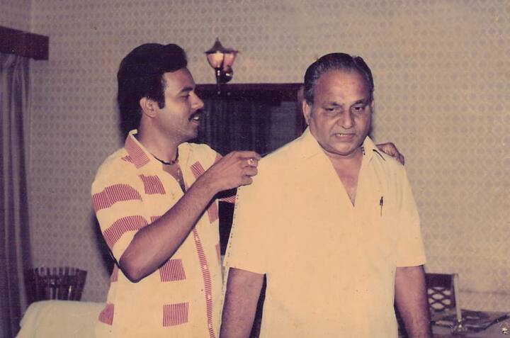 కె.విశ్వనాధ్ కు కొలతలు తీసుకుంటున్న వాలేశ్వరరావు