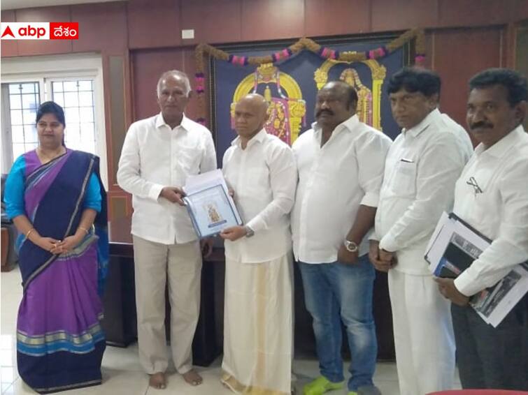 TS Minister Gangula Kamalkar invited TTD Chairman and JEOs to Pooja for construction of TTD temple in Karimnagar Karimnagarలో టీటీడీ ఆలయ నిర్మాణ భూమి పూజకు TTD ఛైర్మన్, జేఈఓలకు మంత్రి గంగుల ఆహ్వానం