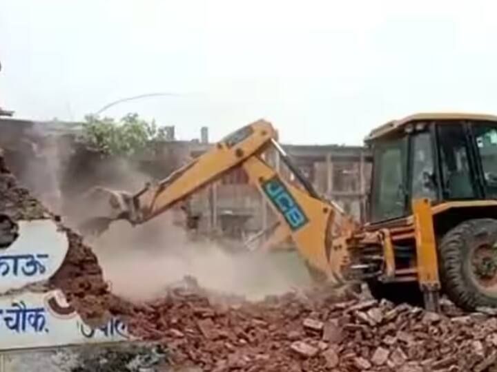 Uttarakhand Illegal Encroachment: उत्तराखंड में अवैध अतिक्रमण पर कार्रवाई का पहला फेज खत्म, 388 मजारों पर चला बुलडोजर Uttarakhand Illegal Encroachment Demolished 388 Mazars By Bulldozer in Dehradun Haridwar Udham Singh Nagar ANN Uttarakhand Illegal Encroachment: उत्तराखंड में अवैध अतिक्रमण पर कार्रवाई का पहला फेज खत्म, 388 मजारों पर चला बुलडोजर