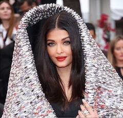 Cannes 2023: રેડ લિપસ્ટિક, સિલ્વર હૂડી ગાઉન પહેરીને ઐશ્વર્યા રાય કાન્સમાં છવાઈ, જુઓ તસવીરો