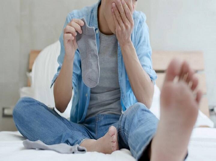 Smelling Feet Remedy : பாதங்களில் துர்நாற்றம் வீசுகிறதா? கவலை வேண்டாம்; இதை செய்யுங்க..