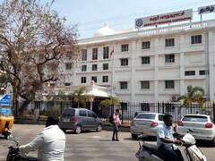 Karur: வேலை நேரத்தில் புடவையை பார்த்துக் கொண்டிருந்த ஊழியர்கள் - வைரலாகும் வீடியோ