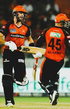 ஒரே போட்டியில் இரட்டை சதம் அடித்த வீரர்கள்.. முன்னேறிய பெங்களூர் அணி!