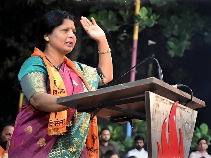 Maharashtra: उद्धव गुट की इस नेता पर पार्टी पदाधिकारी से पैसे मांगने और थप्पड़ मारने का आरोप, जानें क्या है मामला Uddhav Thackeray faction leader Sushma Andhare accused demanding money from Appasaheb Jadhav slapping him Maharashtra: उद्धव गुट की इस नेता पर पार्टी पदाधिकारी से पैसे मांगने और थप्पड़ मारने का आरोप, जानें क्या है मामला