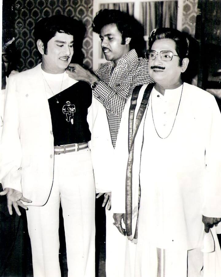 అటు అల్లు రామలింగయ్య, ఇటు ఎఎన్ఆర్ కు షూటింగ్ స్పాట్ లో కొలతు తీసుకుంటున్న వాలేశ్వరరావు