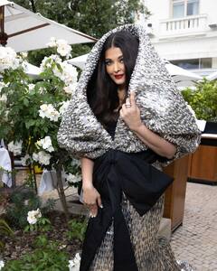 Cannes 2023: રેડ લિપસ્ટિક, સિલ્વર હૂડી ગાઉન પહેરીને ઐશ્વર્યા રાય કાન્સમાં છવાઈ, જુઓ તસવીરો