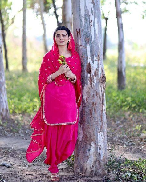 ਫਿਲਹਾਲ ਇਸ ਬਾਰੇ ਅਰਮਾਨ ਮਲਿਕ ਜਾਂ ਨਿਮਰਤ ਖਹਿਰਾ ਵੱਲੋਂ ਕੋਈ ਅਧਿਕਾਰਤ ਐਲਾਨ ਤਾਂ ਨਹੀਂ ਹੋਇਆ ਹੈ, ਪਰ ਕੁੱਝ ਦਿਨ ਪਹਿਲਾਂ ਨਿਮਰਤ-ਅਰਮਾਨ ਵਿਚਾਲੇ ਟਵਿੱਟਰ 'ਤੇ ਹੋਈ ਗੱਲਬਾਤ ਤੋਂ ਇਹ ਕਿਆਸ ਲਗਾਏ ਜਾ ਰਹੇ ਹਨ ਕਿ ਇਹ ਦੋਵੇਂ ਕਿਸੇ ਬਾਲੀਵੁੱਡ ਗੀਤ ਲਈ ਕੋਲੈਬ ਕਰਨ ਜਾ ਰਹੇ ਹਨ।