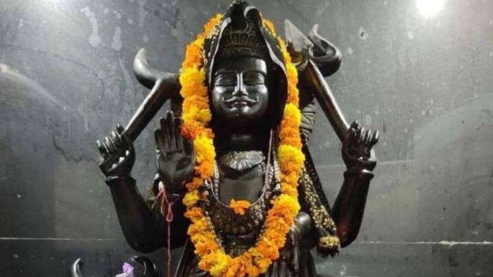 শনি জয়ন্তীর দিন অভাবী মানুষকে কালো কাপড় দান করা খুবই শুভ বলে মনে করা হয়। গম, চাল, জোয়ার, ভুট্টা, বাজরা, ছোলা এবং কালো ছোলা দানে দেবতা তুষ্ট হন।