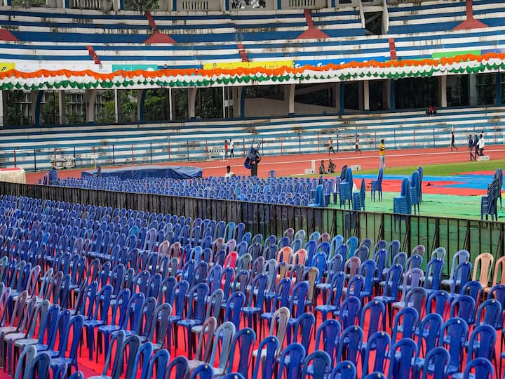 s. At the meeting, Shivakumar moved a single-line resolution and proposed Siddharamaiah as CLP leader, which was unanimously approved by all others. (Image Source: PTI)