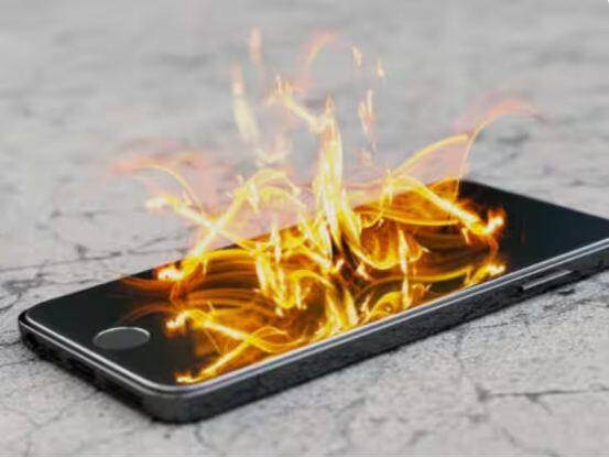 mobile phone blast know reason of smartphone exploding and save tips ਬਜ਼ੁਰਗ ਦੀ ਜੇਬ 'ਚ ਰੱਖੇ ਫ਼ੋਨ 'ਚ ਅਚਾਨਕ ਹੋਇਆ Blast, ਇਸ ਤੋਂ ਪਹਿਲਾਂ ਤੁਹਾਡੇ ਨਾਲ ਹੋਵੇ ਅਜਿਹੀ ਦੁਰਘਟਨਾ, ਧਿਆਨ 'ਚ ਰੱਖੋ ਇਹ ਜ਼ਰੂਰੀ ਗੱਲਾਂ