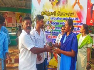 ஜல்லிக்கட்டு தீர்ப்பை வரவேற்று, பொதுமக்களுக்கு சர்பத், மோர், ரோஜா பூ  கன்றுகளை  வழங்கி மகிழ்ந்த இளைஞர்கள் !