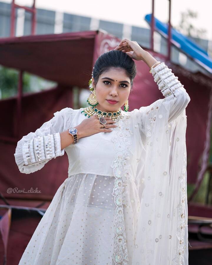 తెలుపురంగు డ్రెస్సులో మల్లెపువ్వులా మెరిసిపోతున్న సత్య శ్రీ. Photo Credit: Satya Sri/Instagram