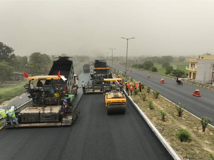 According to the ministry of road transport and highways, this achievement demonstrates the dedication and ingenuity of India's road infrastructure industry. (Image Source: Twitter/@nitin_gadkari)