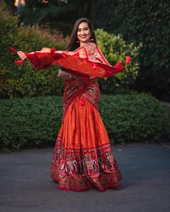 చూపులతో కవ్విస్తోన్న గ్లామరస్ యాంకర్.. చీరకట్టులో అమ్మడి అందాలు అదుర్స్..!