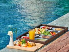 स्वीमिंग करने से पहले बिल्कुल न खाएं ये चीजें, वरना शरीर में होने लगेगी ये दिक्कतें