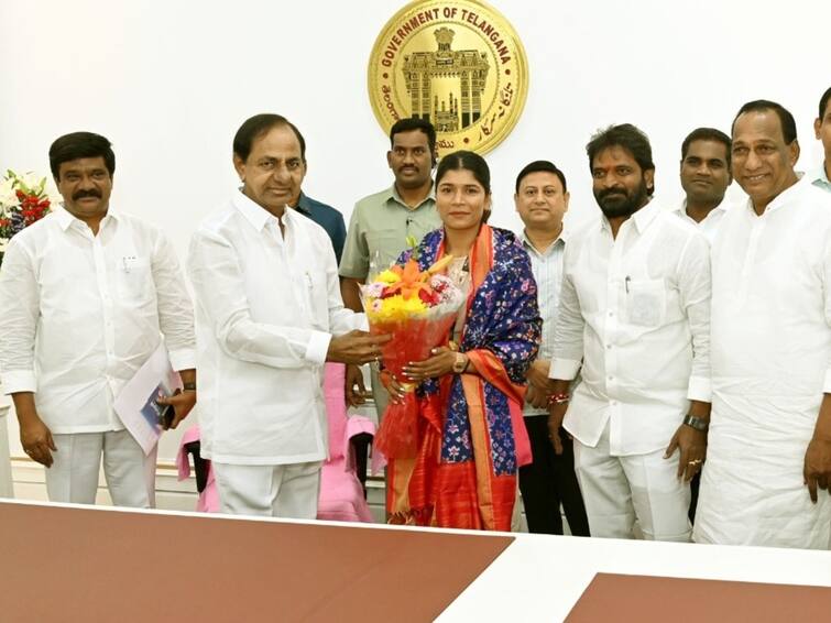 Telangana Chief Minister KCR Grants Rs 2 Crore To Boxer Nikhat Zareen To Prepare For Olympics Telangana CM KCR Grants Rs 2 Crore To Boxer Nikhat Zareen To Prepare For Olympics