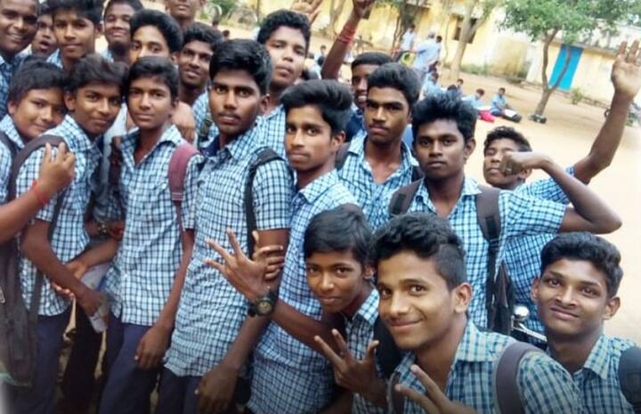 ஆங்கிலத்தில் 89 பேர், கணிதம் 3649 பேர், அறிவியல் 3584 பேர், சமூக அறிவியலில் 320 பேர் 100க்கு 100 மதிப்பெண் பெற்றுள்ளனர்