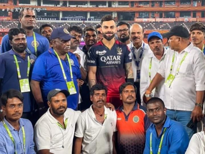 Virat Kohli poses for picture Rajiv Gandhi stadium ground staff RCB vs SRH IPL 2023 IPL 2023: शतक के बाद कोहली के खास अंदाज ने जीता फैंस का दिल, सोशल मीडिया पर हो रही तारीफ