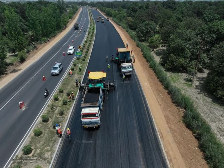 According to him, this project will pass through several towns and cities in Uttar Pradesh, including Dadri, Gautam Buddh Nagar, Sikandrabad, Bulandshahr, and Khurja. (Image Source: Twitter/@nitin_gadkari)