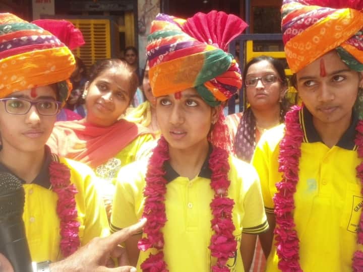 RBSE Result 2023 Topper List Akash Chaudhary got rank First in state with 99 percent Mark ANN RBSE Result: राजस्थान बोर्ड रिजल्ट नतीजों में टॉप थ्री में तीन लड़कियां, जश्न का माहौल, बांटी गई मिठाइयां