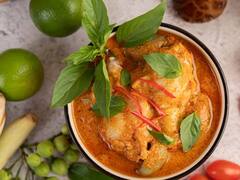 Thai Chicken Curry: इंडियन स्टाइल में बनी चिकन करी खाकर पक गए हैं तो घर पर बनाएं थाई चिकन करी