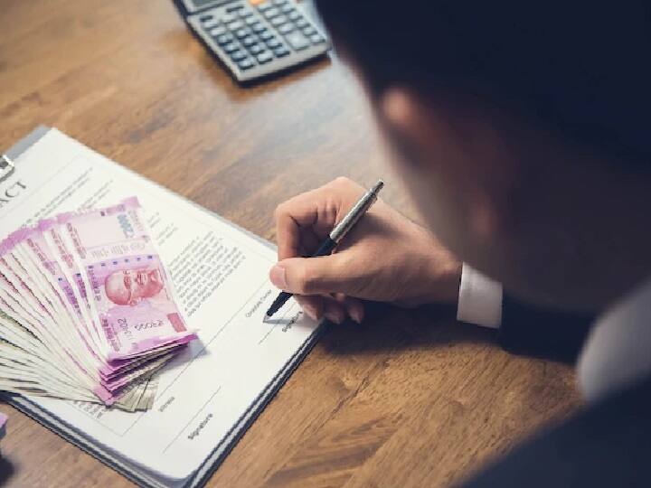 आरबीआई ने नोट बदलने के लिए बैंकों को स्पेशल गाइडलाइन जारी किया है जिसके मुताबिक बैंकों को नोट बदलने के लिए एक स्पेशल विंडो बनाना होगा. इसके साथ ही बैंकों को तत्काल प्रभाव से 2000 के नए नोट जारी करना बंद कर दिया है.