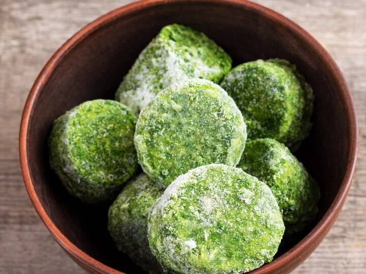 एक बाउल लें और उसमें क्रम्बल किया हुआ पनीर, नमक, काली मिर्च, हरा धनिया, पेपरिका और कटा हुआ टमाटर डालकर अच्छी तरह मिलाएं.