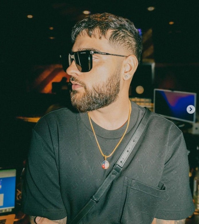 ਗਾਇਕ ਕਰਨ ਔਜਲਾ ਦੀਆਂ ਇਨ੍ਹਾਂ ਤਸਵੀਰਾਂ ਨੂੰ ਹਾਲੇ ਤੱਕ ਕਈ ਪ੍ਰਸ਼ੰਸਕ ਪਸੰਦ ਕਰ ਚੁੱਕੇ ਹਨ। ਉਹ ਇਨ੍ਹਾਂ ਤਸਵੀਰਾਂ ਉੱਪਰ ਕਮੈਂਟਾਂ ਦੀ ਵਰਖਾ ਕਰ ਰਹੇ ਹਨ।