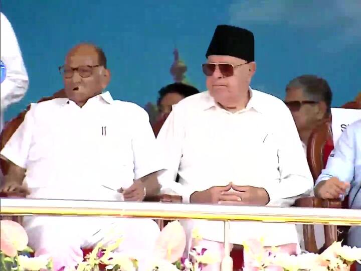 NCP chief Sharad Pawar was seen at the stage along with National Conference president Farooq Abdullah. (Image Source: Twitter/@ANI)