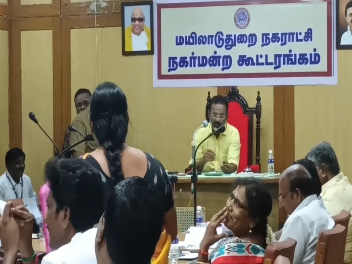 மயிலாடுதுறை: வார்டு உறுப்பினர்களின் குறைகளை கேட்காமல் நொறுக்கு தீனி தின்ற நகர்மன்ற தலைவர் - பொதுமக்கள் அதிருப்தி!