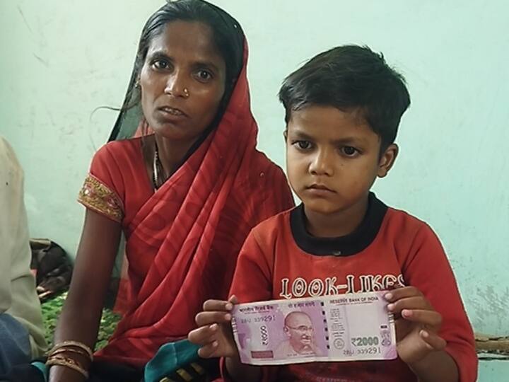 2000 Rupee Note: नोटबंदी में जन्मे खजांची की मां ने भी दो हजार के नोट पर दी प्रतिक्रिया, मोदी सरकार से की ये अपील 2000 Rupee Currency Note RBI Notebandi Khajanchi Mother Reaction And Suggestion To Modi Government ANN 2000 Rupee Note: नोटबंदी में जन्मे खजांची की मां ने भी दो हजार के नोट पर दी प्रतिक्रिया, मोदी सरकार से की ये अपील