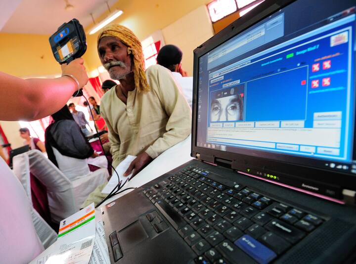 UIDAI হল একটি অনলাইন প্ল্যাটফর্ম যা আধার নম্বর পুনরুদ্ধার করতে ও আধার কার্ডের একটি কপি ডাউনলোড করতে দেয়।