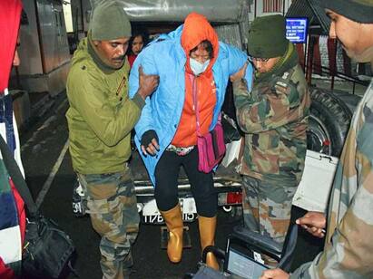 Indian army rescues 500 stranded tourists from landslide hit sikkim Sikkim Landslide: சிக்கிமில் நிலச்சரிவு சிக்கித்தவித்த 500 பயணிகள்.. பத்திரமாக மீட்ட ராணுவம்..!