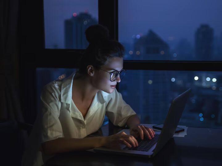 Mobile Laptop TV Long Screen Time Can Damage Your Skin Know How To Minimise Problems पूरे दिन मोबाइल, लैपटॉप और टीवी देखना खतरनाक! डैमेज हो सकती है आपकी स्किन, जानें बचाव का तरीका