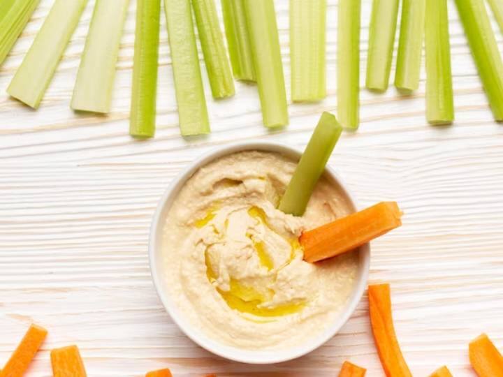 खीरे को धोकर काट लें: इस डिश को बनाने के लिए सबसे पहले खीरे को धोकर मोटे टुकड़ों में काट लें और पीलर की मदद से इसके बीज निकाल दें.