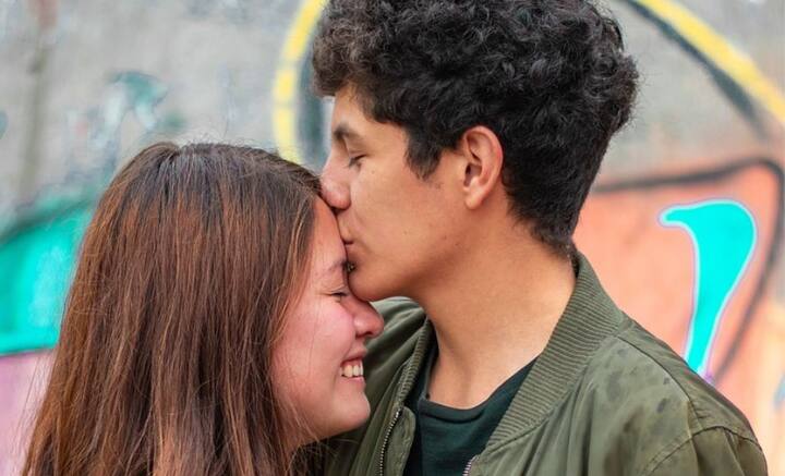 এমন পরিস্থিতিতে মাথা ঠিক রাখা সবথেকে জরুরি। এ ব্যাপারে সিদ্ধহস্ত কিছু মানুষ। যে কোনও সমস্যাই হোক না কেন, সঙ্গীর সঙ্গে মন খুলে কথা বলেই সমাধান বের করে ফেলেন এঁরা।