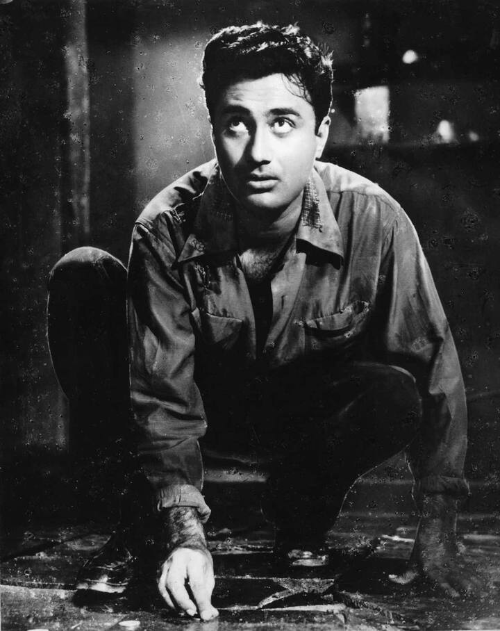 इसके बाद उन्होंने कभी मुड़कर नहीं देखा. अपने लंबे करियर ने देव ने हिंदी सिनेमा की 100 से ज्यादा फिल्मों में काम किया. जिसमें ‘गाइड’, ‘हरे कृष्णा हरे राम’, ‘देस परदेस’, ‘ज्वेल थीफ’ और ‘जॉनी मेरा नाम’ जैसी फिल्में शामिल है.