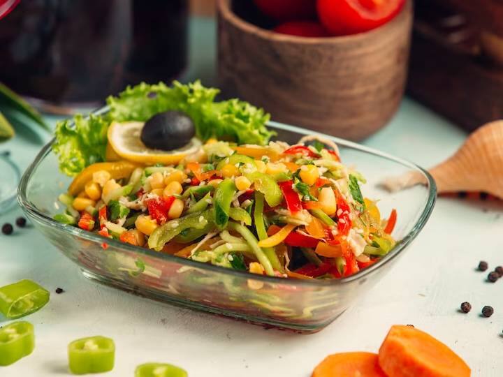 एक छोटे कटोरे में, हंग कर्ड को नमक, काली मिर्च पाउडर और शहद के साथ डालें. इसे ठीक से मिला लें. अब इस मिश्रण को कटी हुई सब्जियों और फलों के ऊपर डालें. इसे अच्छी तरह मिलाएं और सुनिश्चित करें कि सभी सामग्री समान रूप से हंग कर्ड मिश्रण के साथ लेपित हों.