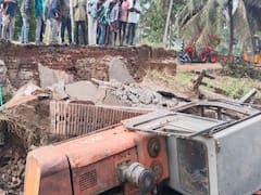 వంతెనపై పొక్లెయినర్‌తో పనులు, ఒక్కసారిగా కూలిన వంతెన, ప్రాణాలతో బయటపడ్డ ఆపరేటర్!