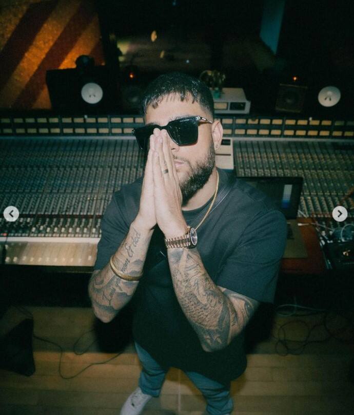 ਕਲਾਕਾਰ ਆਪਣੇ ਸੋਸ਼ਲ਼ ਮੀਡੀਆ ਹੈਂਡਲ ਦੇ ਜਰਿਏ ਅਕਸਰ ਪ੍ਰਸ਼ੰਸਕਾਂ ਨਾਲ ਜੁੜੇ ਰਹਿੰਦੇ ਹਨ। ਹਾਲ ਹੀ ਵਿੱਚ ਕਲਾਕਾਰ ਵੱਲੋਂ ਆਪਣੀਆਂ ਸ਼ਾਨਦਾਰ ਤਸਵੀਰਾਂ ਸ਼ੇਅਰ ਕੀਤੀਆਂ ਗਈਆਂ। ਜਿਨ੍ਹਾ ਨੂੰ ਫੈਨਜ਼ ਵੱਲੋਂ ਬੇਹੱਦ ਪਸੰਦ ਕੀਤਾ ਜਾ ਰਿਹਾ ਹੈ। ਤੁਸੀ ਵੀ ਇਨ੍ਹਾਂ ਤਸਵੀਰਾਂ ਉੱਪਰ ਮਾਰੋ ਇੱਕ ਨਜ਼ਰ...